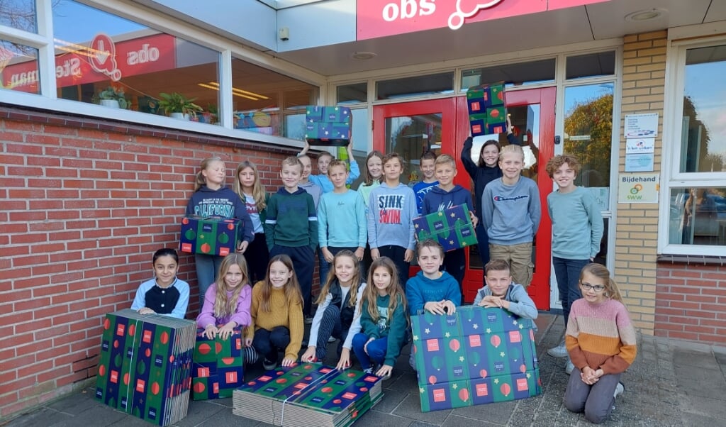 Kinderen Stegemanschool vullen kerstpakketten